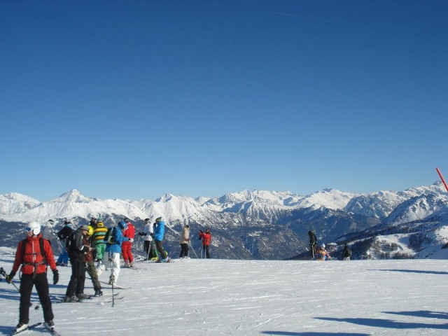  滑雪者在斜坡上 